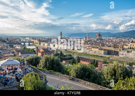 Vista aérea del río Arno y Florencia desde Piazzale Michelangelo Florence es uno de los principales destinos turísticos en Italia.