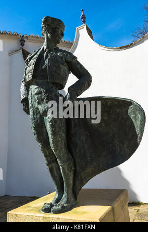 Ronda, España - March 7, 2017: la estatua del torero Cayetano Ordóñez, en frente de la plaza de toros de Ronda, Andalucía, España. Foto de stock