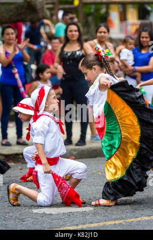 Niños en traje campesino fotografías e imágenes de alta resolución - Alamy