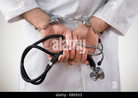 Close-up de doctor de manos con el estetoscopio en esposas Foto de stock