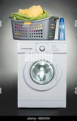 Servicio de lavandería azul cesto de ropa sucia Fotografía de stock - Alamy