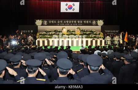 Seúl, Corea del Sur, 19 sep, 2017. Los funerales de bomberos caídos un funeral se celebró sept. 19, 2017, en el caso de los dos bomberos que murieron en el cumplimiento de su deber en gangneung, 237 kilómetros al este de Seúl. Los dos hombres fueron muertos cuando un pabellón colapsó mientras estaban intentando sofocar las llamas de un fuego restantes. Crédito: newscom/alamy live news