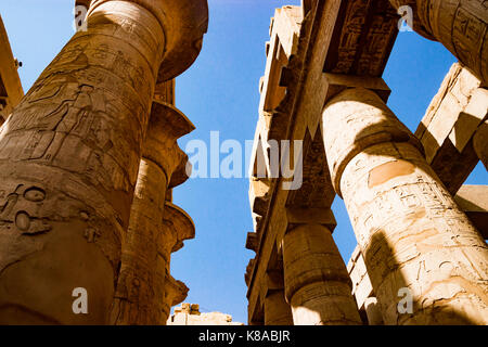 Columnas de jeroglíficos egipcios en Luxor, Egipto