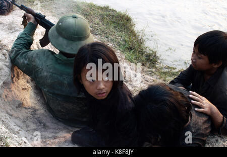 PRIMERO MATARON A MI PADRE, (ALIAS PRIMERO MATARON A MI PADRE: UNA HIJA DE  CAMBOYA RECUERDA), SAREUM SREY MOCH (CENTRO), 2017. ©Netflix/Cortesía  Colección Everett Fotografía de stock - Alamy