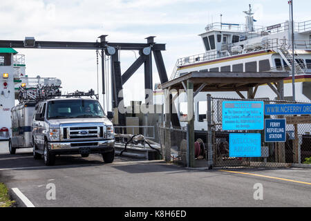 Carolina del Norte,NC,Cedar Island,Outer Banks,Terminal de Ferry,slip,barco,descarga,furgoneta,NC170518051 Foto de stock