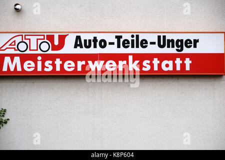 Maguncia, Alemania - 16 de julio de 2017: la empresa signo del garaje y cambiador de neumáticos atu, autopartes Unger, en la fachada de un edificio el 16 de julio de 2017 en Foto de stock
