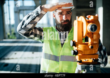 Imagen de ingeniero de la construcción trabajando en la construcción de sitio Foto de stock
