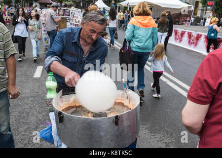 Tbilisi, Georgia, Europa oriental - el hombre de la calle y hacer la venta de golosinas en las celebraciones del día de la independencia de Georgia el 26 de mayo de 2015. Foto de stock