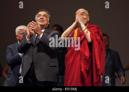 El xiv dalai lama lleva al escenario para hacer frente a los fieles en Palermo el 18 de septiembre de 2017.