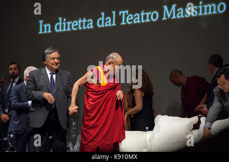 El xiv dalai lama lleva al escenario para hacer frente a los fieles en Palermo el 18 de septiembre de 2017.