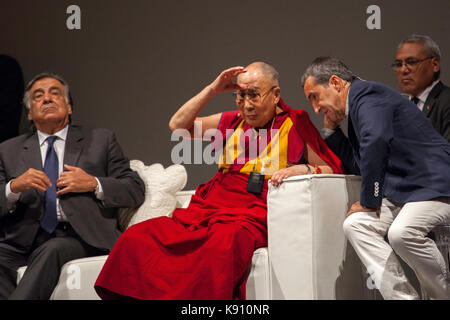 El xiv dalai lama lleva al escenario para hacer frente a los fieles en Palermo el 18 de septiembre de 2017.