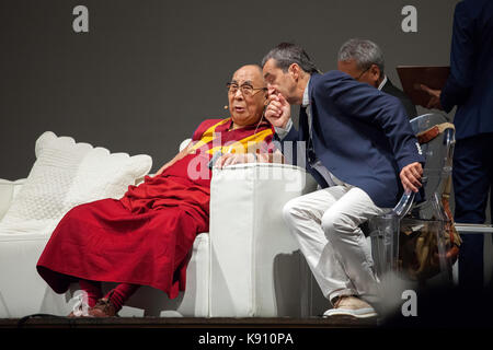 El xiv dalai lama lleva al escenario para hacer frente a los fieles en Palermo el 18 de septiembre de 2017.