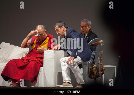 El xiv dalai lama lleva al escenario para hacer frente a los fieles en Palermo el 18 de septiembre de 2017.