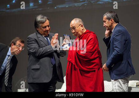 El xiv dalai lama lleva al escenario para hacer frente a los fieles en Palermo el 18 de septiembre de 2017.