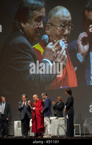El xiv dalai lama lleva al escenario para hacer frente a los fieles en Palermo el 18 de septiembre de 2017.