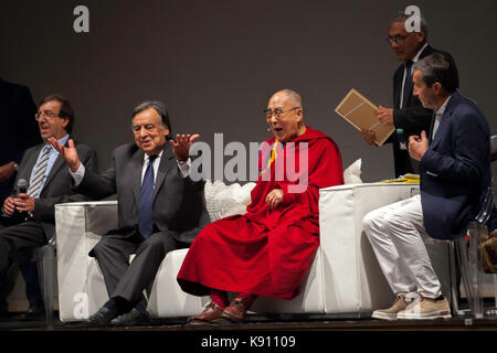 El xiv dalai lama lleva al escenario para hacer frente a los fieles en Palermo el 18 de septiembre de 2017.