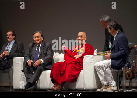 El xiv dalai lama lleva al escenario para hacer frente a los fieles en Palermo el 18 de septiembre de 2017.