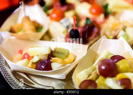 Canapés caseros sandwiches pequeños aperitivos. Mezcla de diferentes finger food bocadillos para una fiesta o banquete en una placa.