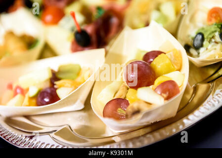 Canapés caseros sandwiches pequeños aperitivos. Mezcla de diferentes finger food bocadillos para una fiesta o banquete en una placa.