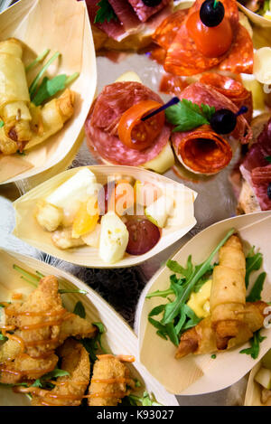 Canapés caseros sandwiches pequeños aperitivos. Mezcla de diferentes finger food bocadillos para una fiesta o banquete en una placa.