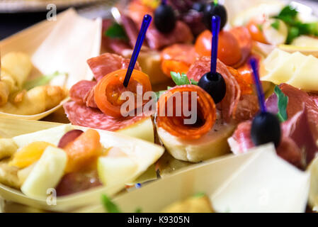 Canapés caseros sandwiches pequeños aperitivos. Mezcla de diferentes finger food bocadillos para una fiesta o banquete en una placa.