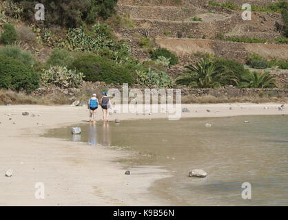 Dos mujeres que caminan a lo largo de las orillas del lago Specchio di Venere, Pantelleria, Italia Foto de stock