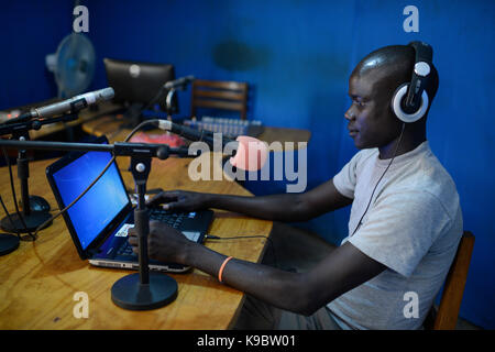 UGANDA, Arua, estación de Radio Pacis, reportero de Radio en Moyo Foto de stock