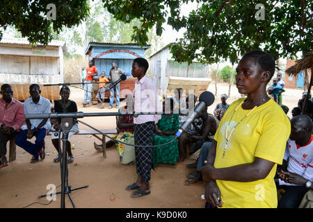UGANDA, Arua, Radio Pacis, Aufnahme Community Voices im Dorf Onduparaka Foto de stock