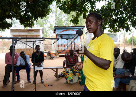 UGANDA, Arua, Radio Pacis, Aufnahme Community Voices im Dorf Onduparaka Foto de stock
