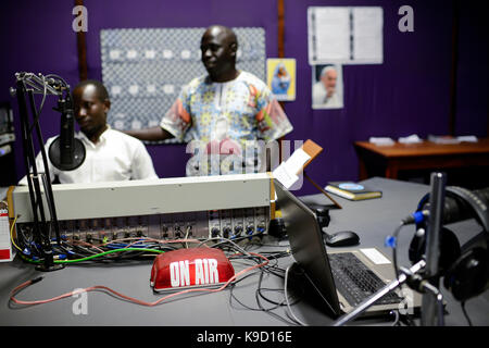 UGANDA, Arua, Radio Pacis, en el aire, estudio de transmisión en vivo, el gerente de la estación Gaetano Apamaku Foto de stock