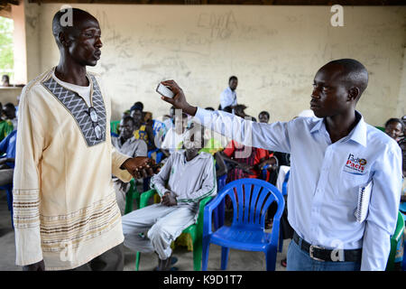 Arua, Uganda, reportero de Radio Pacis, el asentamiento de los refugiados en el campamento de Rhino con refugiados Nuer y Dinka de Sudán del Sur Foto de stock