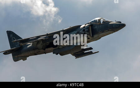 Un AV-8B Harrier II se sitúa sobre la línea de vuelo, lo que demuestra algunas de las capacidades del avión durante el 2017 Marine Corps Air Station Foto de stock