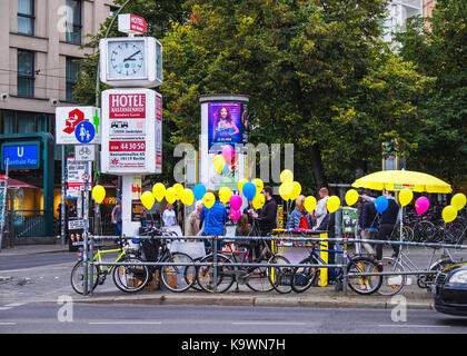 Berlín, Alemania. El 23 de septiembre, 2017. Los partidarios de la FDP Partido Democrático Libre campaña en Rosenthalerplatz en vísperas de la elección federal de 2017. Crédito: Eden Breitz/Alamy Live News
