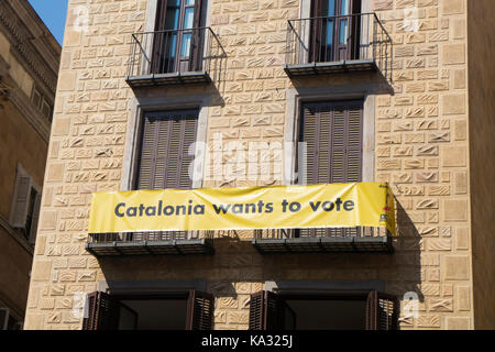 Barcelona, España. El 24 de septiembre, 2017. banner reclamando derecho a voto en Cataluña en la merce fiestas en la plaza de Sant Jaume, Barcelona. Crédito: lobro/alamy live news