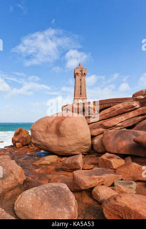 Famoso faro de Ploumanac'h en Bretaña entre grandes rocas de granito Foto de stock
