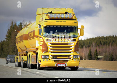 Jokioinen, Finlandia - 23 de abril de 2017: customized scania r520 camión de transporte a granel de kuljetusliike pietila oy de colores amarillo y marrón se mueve a lo largo de la hi Foto de stock