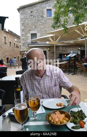 Turista comiendo tapas Sant Martí d'Empúries, en la costa Brava, Cataluña, España sep 2017 planteados por el modelo. Foto de stock