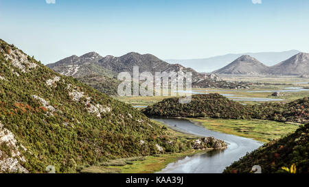 Montenegro - vista desde la altura del río Crnojevica Rijeka, un afluente del lago Skadar Foto de stock