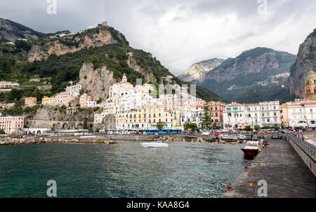Una vista de la ciudad de Amalfi desde la zona del puerto. Amalfi es una ciudad costera con un dramático telón de fondo de montañas, a lo largo de la famosa costa de Amalfi.