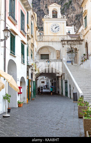 Casas encaladas en la calle de adoquines, que atraviesa la ciudad de Atrani, Italia esta pintoresca ciudad es a lo largo de la costa de Amalfi