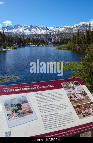 Firmar en Twin Lakes en la cuenca de Mammoth Lakes, en la parte oriental de sierra en California Foto de stock