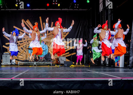 Real Academia De Bailarines De Bhangra Realizan Danza Folklórica Punjabi, Vancouver, British Columbia, Canadá. Foto de stock