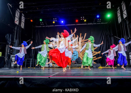 Real Academia De Bailarines De Bhangra Realizan Danza Folklórica Punjabi, Vancouver, British Columbia, Canadá. Foto de stock
