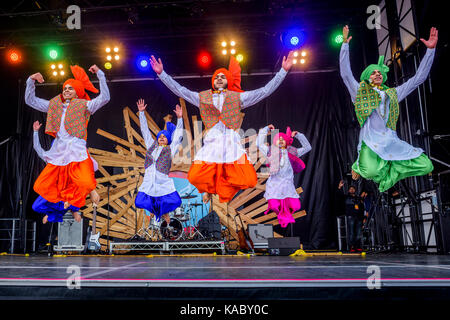 Real Academia de Bhangra Punjabi danzarines bailan la danza folclórica en el camino de la Reconciliación, Vancouver, British Columbia, Canadá. Foto de stock