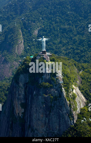 La estatua gigante de Cristo Redentor en la cima del Corcovado, Río de Janeiro, Brasil, América del Sur - antena