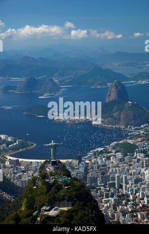 Cristo Redentor estatua en la cima del Corcovado, y Sugarloaf Montaña, Río de Janeiro, Brasil, Sudamérica - aéreo