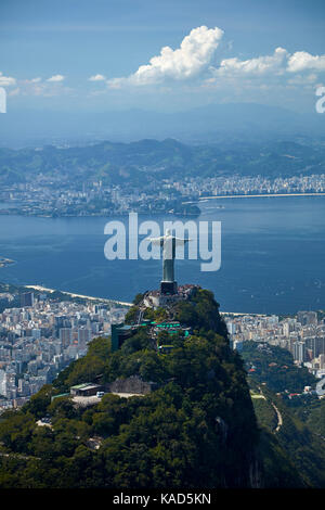 Cristo Redentor estatua en la cima del Corcovado, y Bahía de Guanabara, Río de Janeiro, Brasil, Sudamérica - aéreo
