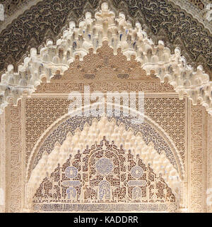 Ranada, España - Junio 29, 2017: la Alhambra, el árabe que se forma de Qalat al-Hamra, es un palacio y fortaleza construida en el mid-13th. Foto de stock