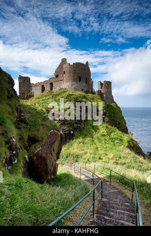Castillo de Dunluce en la costa atlántica, Portrush, Condado de Antrim, Irlanda del Norte