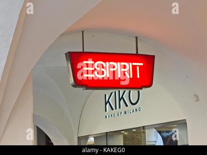 Bressanone, Brixen, Trentino Alto Adige, Italia. Los signos de la famosa marca Esprit en primer plano y Kiko componen Milano en segundo plano. Foto de stock